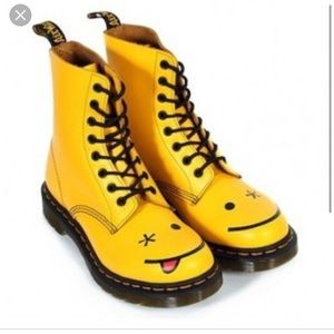 Dr.martens boots smiley face U.K. 5 us 7.5